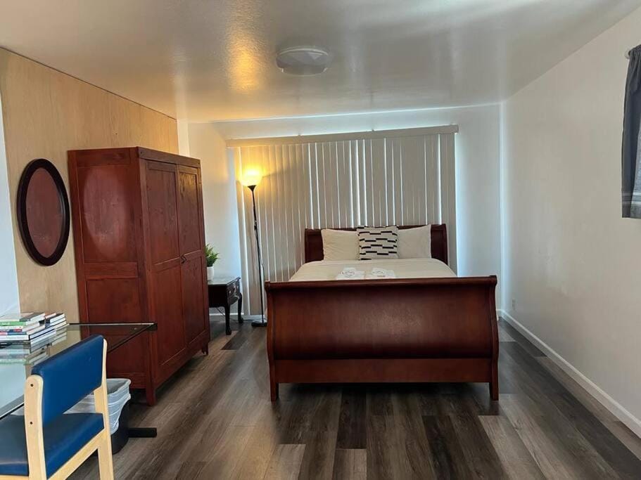 Affordable Private Rooms with Shared Bath Kitchen near SFO (SA) Apartment in Daly City