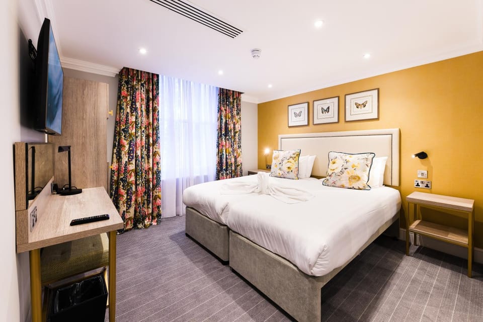 Bed, TV and multimedia, Bedroom