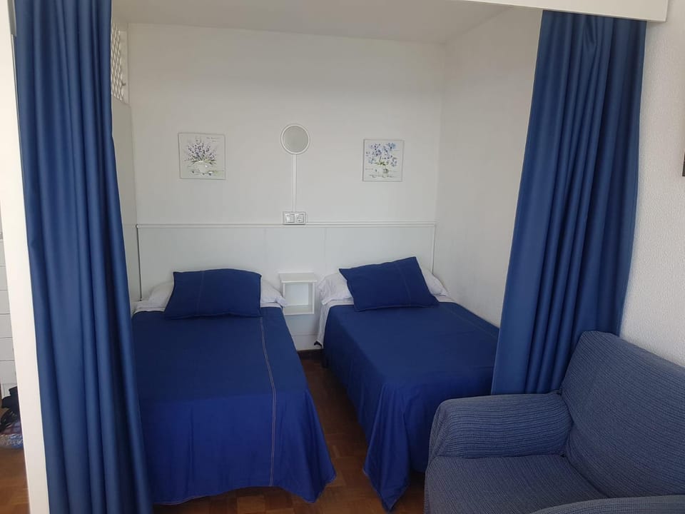 Bedroom, air conditioner