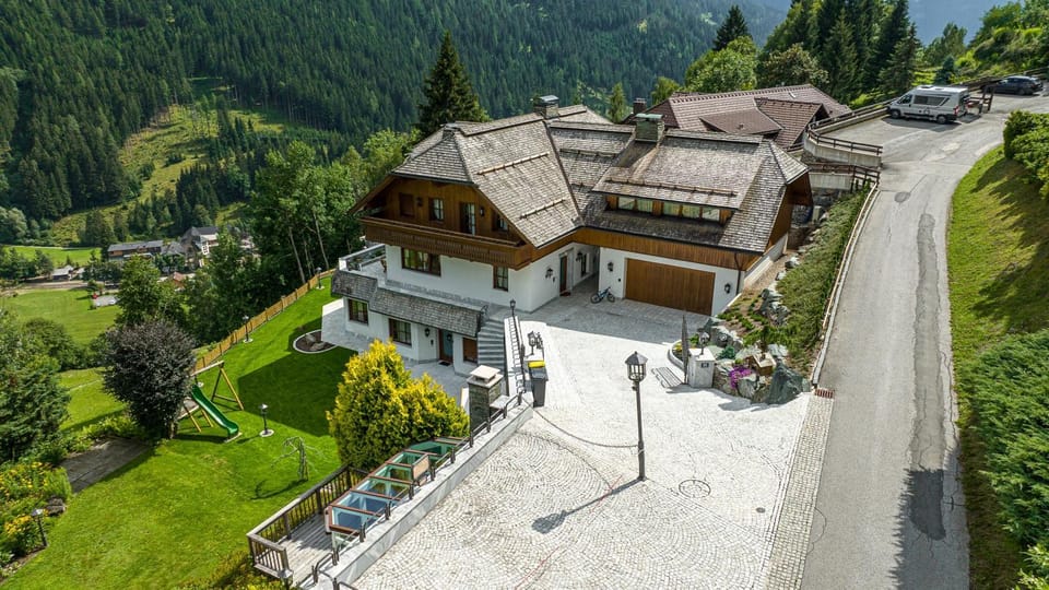 Property building, Bird's eye view, Garden, Garden, Parking