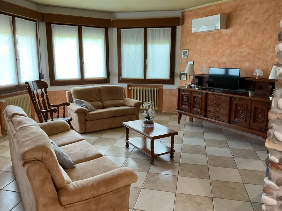 TV and multimedia, Living room, Seating area, air conditioner