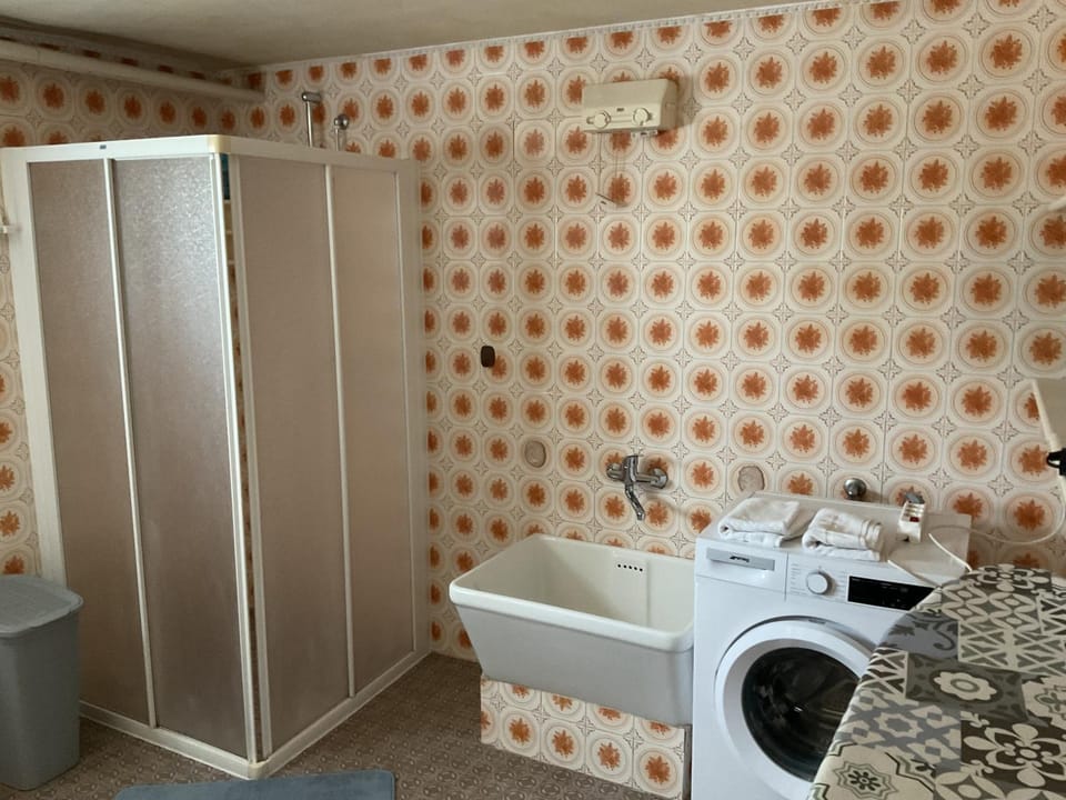Bathroom, washing machine