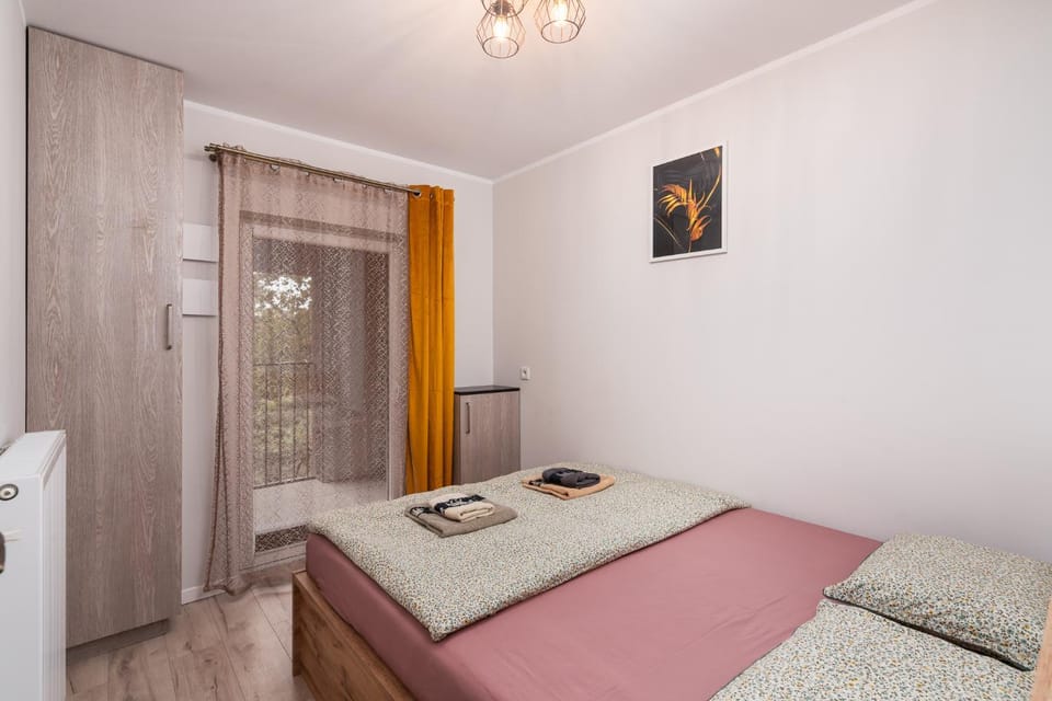 Bed, Bedroom, towels