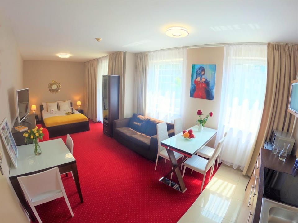 Communal lounge/ TV room, Bed, TV and multimedia, Living room, Photo of the whole room, Seating area, Dining area, Evening entertainment, Bedroom, Landmark view, Pool view, hair dresser