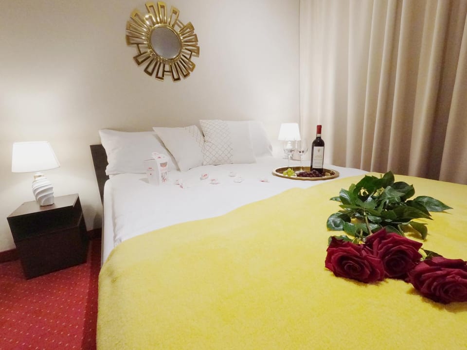 Communal lounge/ TV room, Bed, Balcony/Terrace, Living room, Photo of the whole room, Bedroom