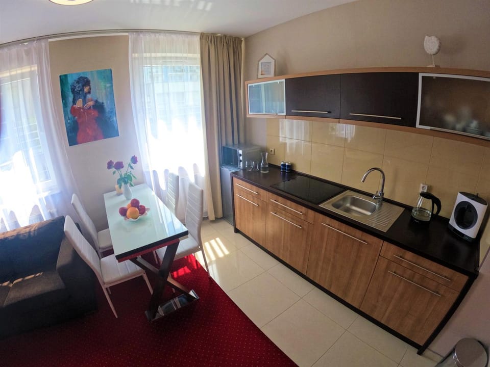 Coffee/tea facilities, Kitchen or kitchenette, Decorative detail, Dining area, minibar, stove