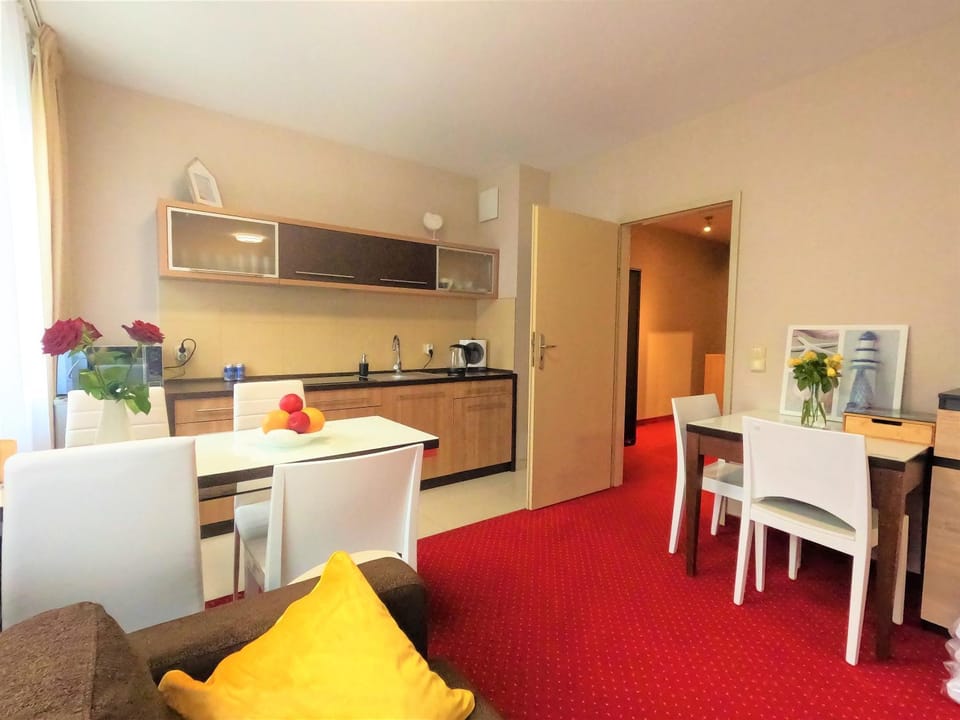 Kitchen or kitchenette, Living room, Seating area, Dining area, minibar, oven, pet friendly, stove