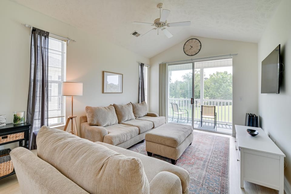 4 Mi to Broadway at the Beach Golf Resort Getaway Apartment in Carolina Forest