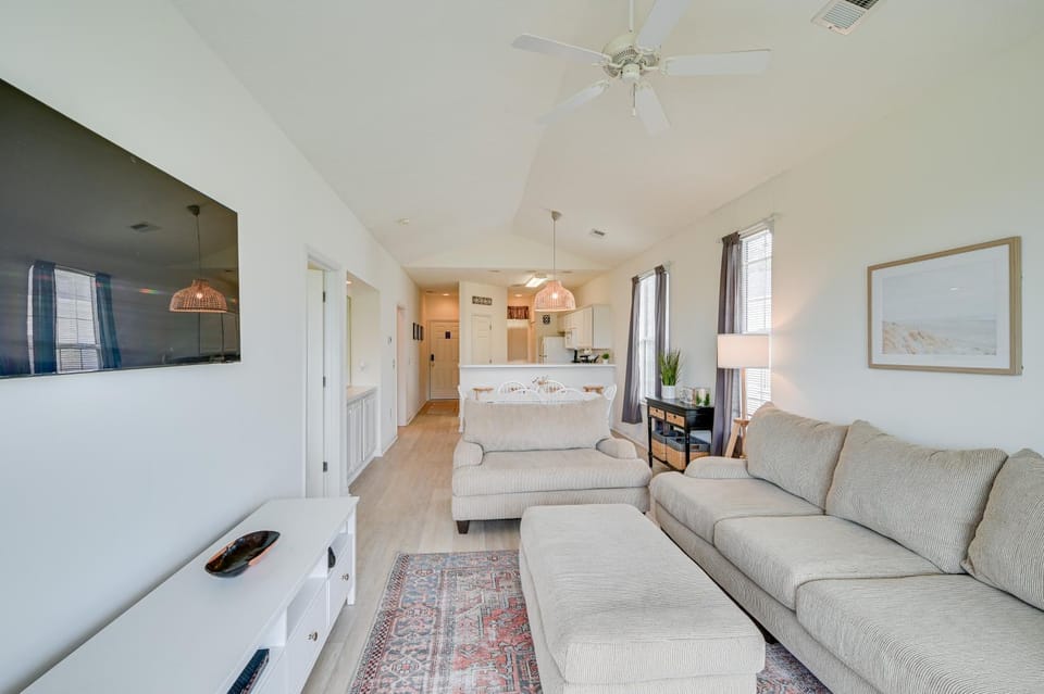 4 Mi to Broadway at the Beach Golf Resort Getaway Apartment in Carolina Forest