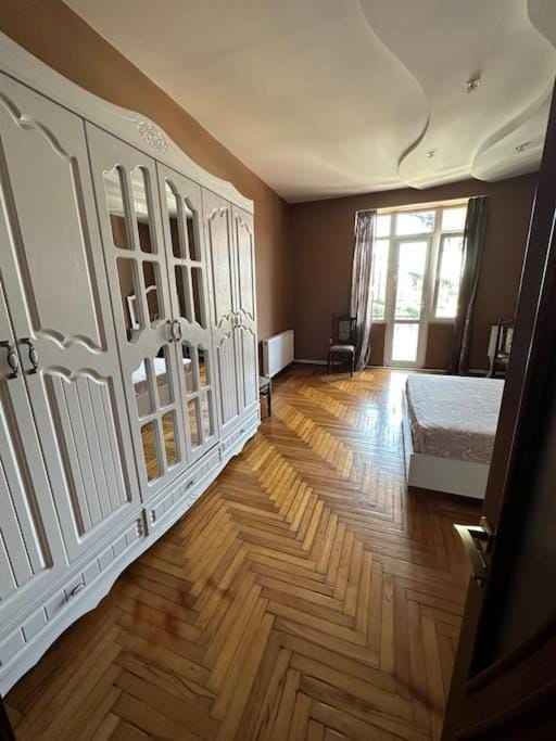Photo of the whole room, Bedroom, wardrobe