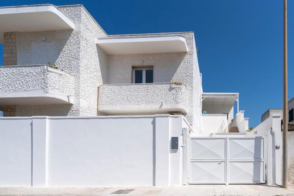 Property building, Day, Balcony/Terrace