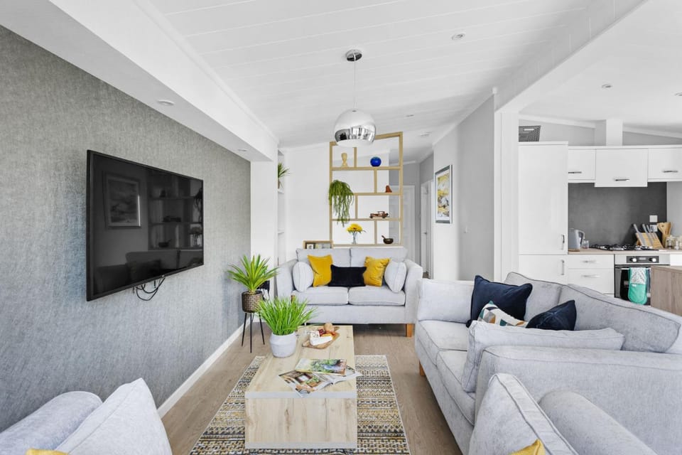 TV and multimedia, Kitchen or kitchenette, Living room, Seating area
