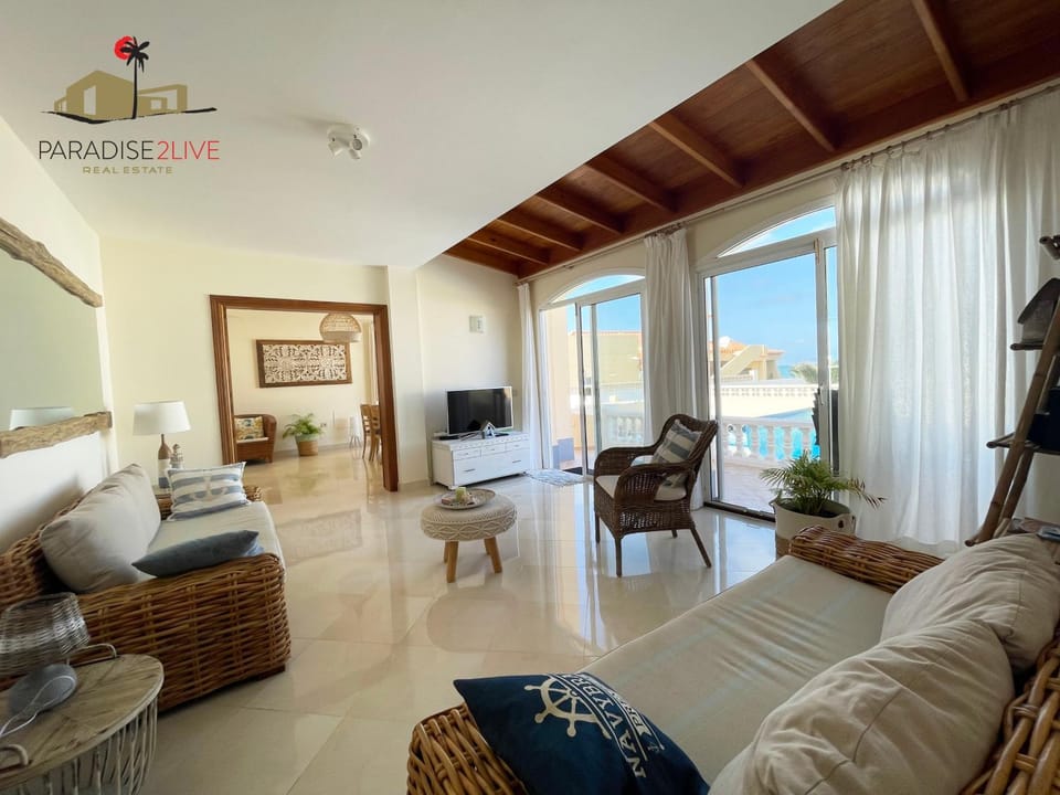 Communal lounge/ TV room, Natural landscape, TV and multimedia, Living room, Pool view, Sea view