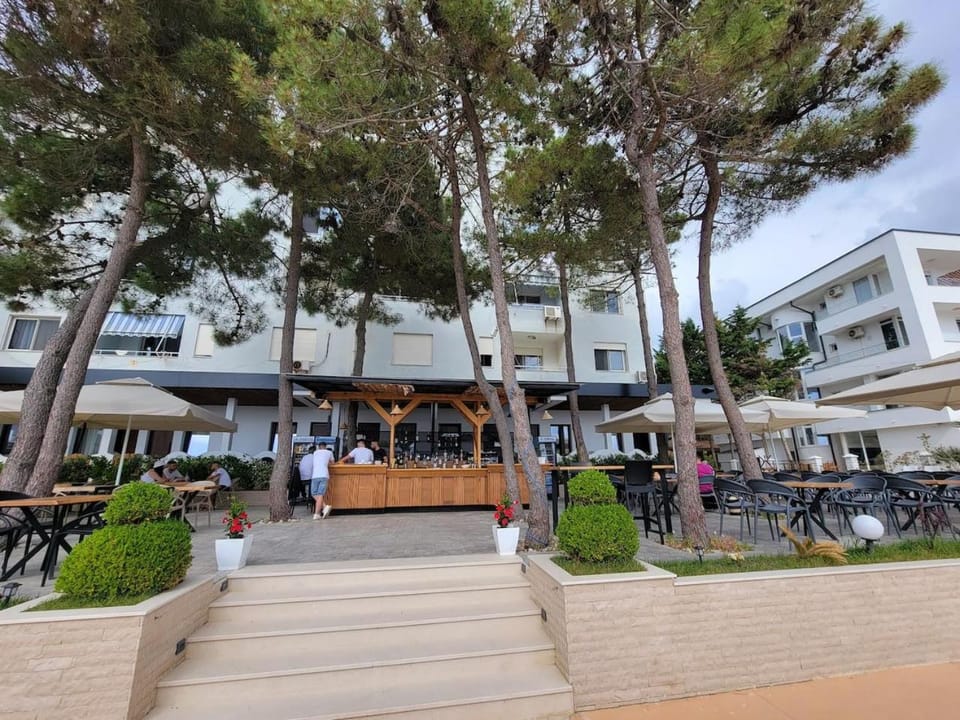 Property building, Restaurant/places to eat, Day, People, Banquet/Function facilities, Breakfast