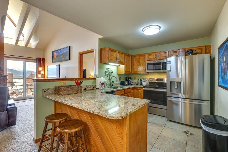 Cozy Condo with Balcony and Mtn View in Silverthorne! Apartment in Wildernest