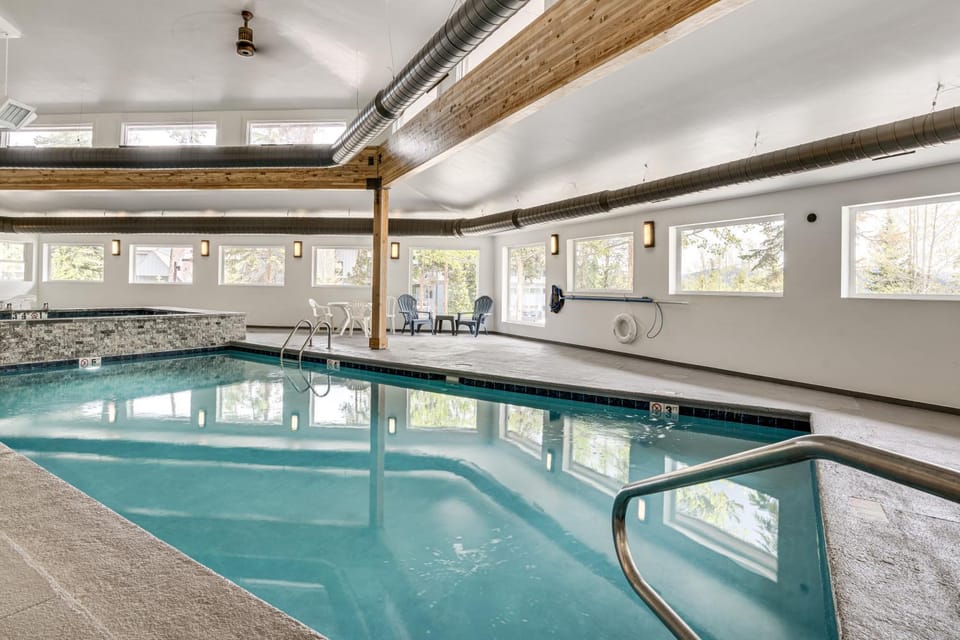 Cozy Condo w/ Balcony & Mtn View in Silverthorne! House in Wildernest