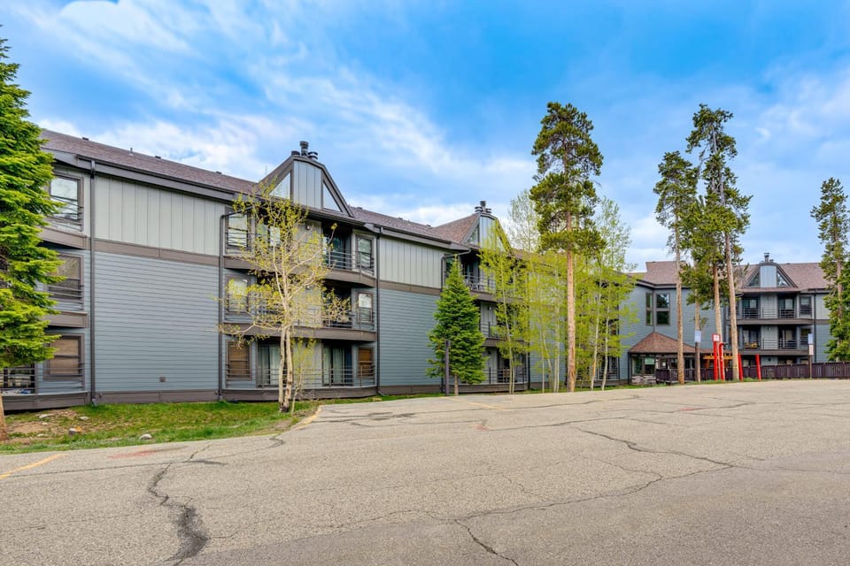 Cozy Condo w/ Balcony & Mtn View in Silverthorne! House in Wildernest