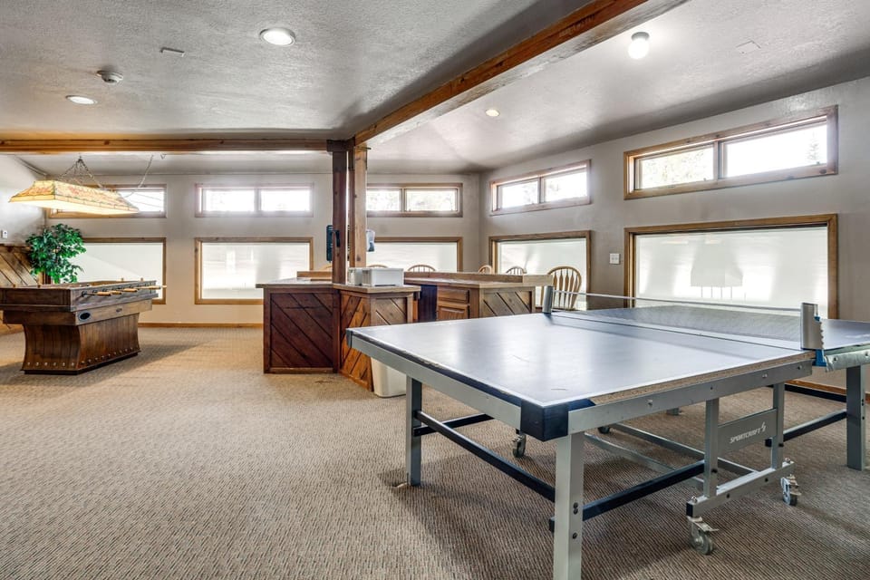 Cozy Condo w/ Balcony & Mtn View in Silverthorne! House in Wildernest