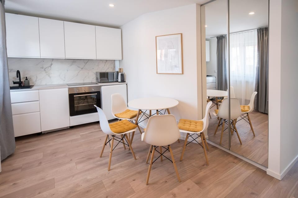 Kitchen or kitchenette, Dining area