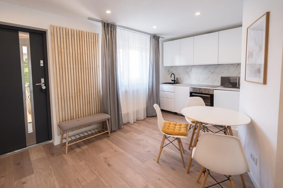 Kitchen or kitchenette, Dining area