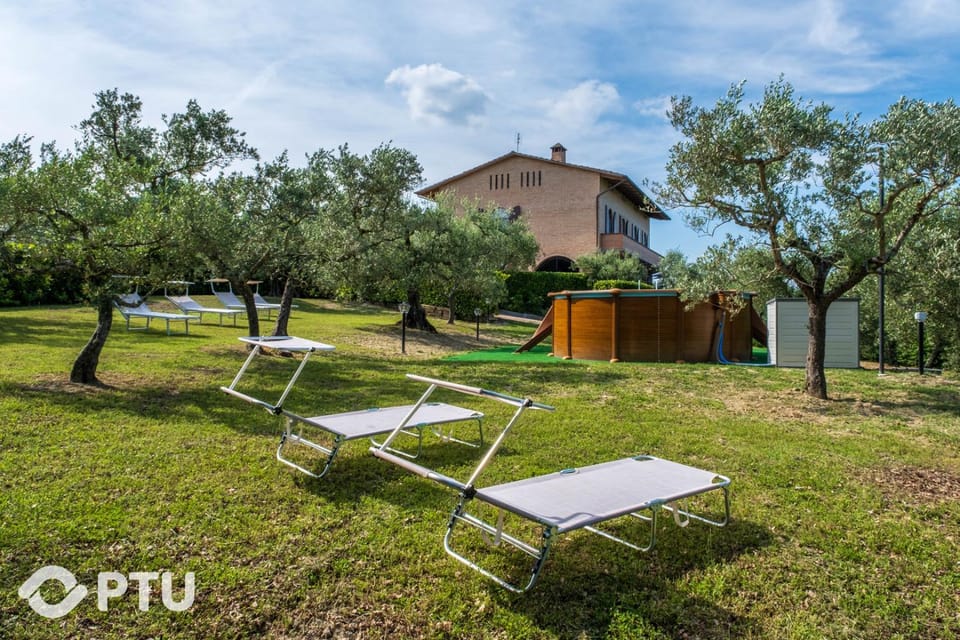 Property building, Spring, Day, Natural landscape, Garden, Garden, Evening entertainment, Garden view, Swimming pool, sunbed