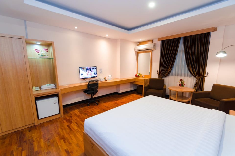 Bed, TV and multimedia, Bedroom, wardrobe