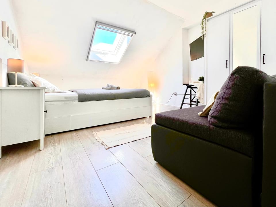Bed, TV and multimedia, Bedroom