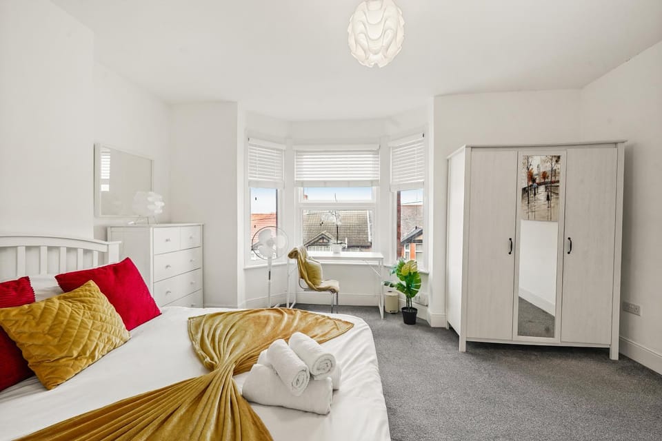 Bed, Photo of the whole room, Bedroom, wardrobe
