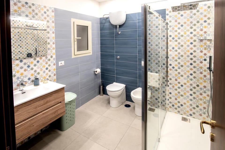 Shower, Toilet, Bathroom, bidet, towels