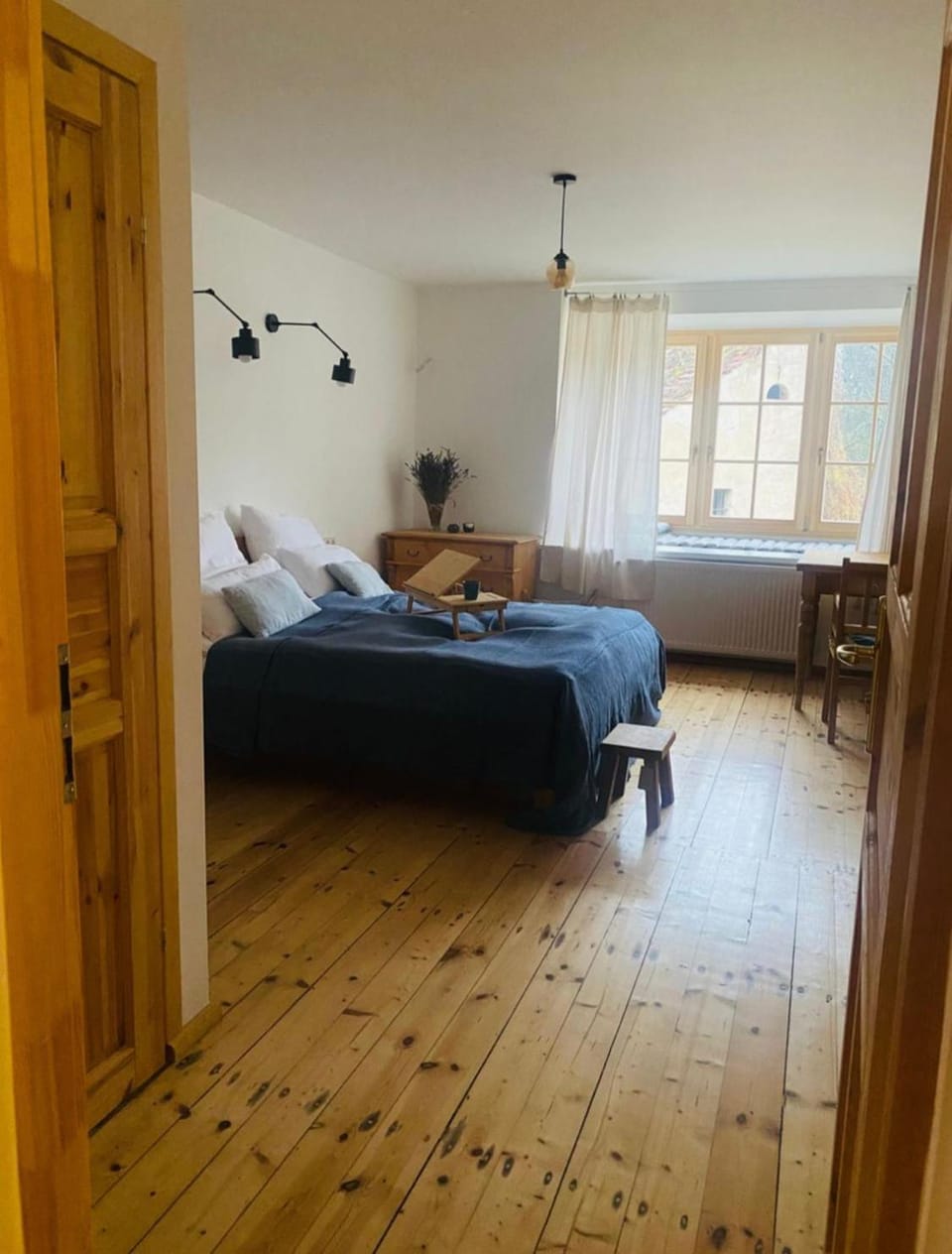 Bed, Living room, Photo of the whole room, Seating area, Bedroom, towels, towels