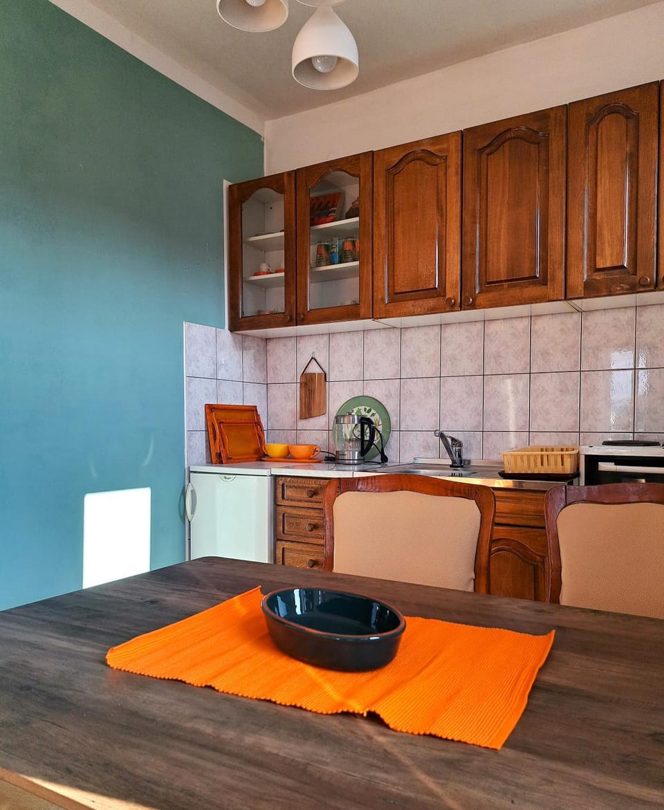 Dining area, pet friendly, stove
