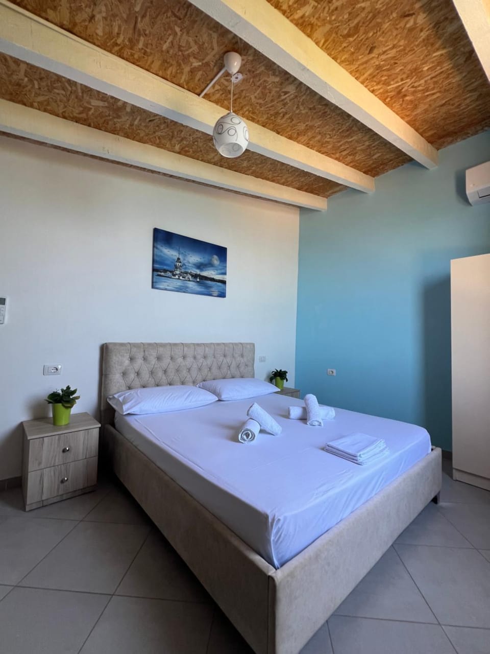 Bed, Photo of the whole room, Bedroom, towels
