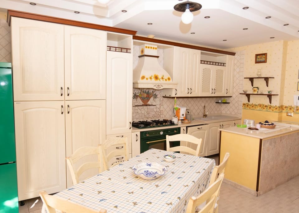 Kitchen or kitchenette, Dining area, stove