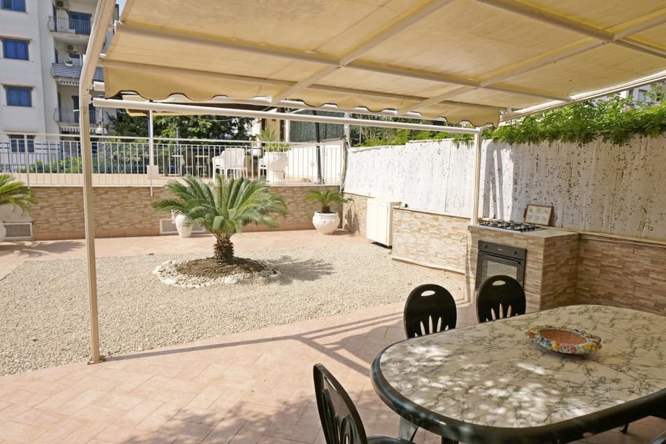 Property building, Balcony/Terrace, Balcony/Terrace