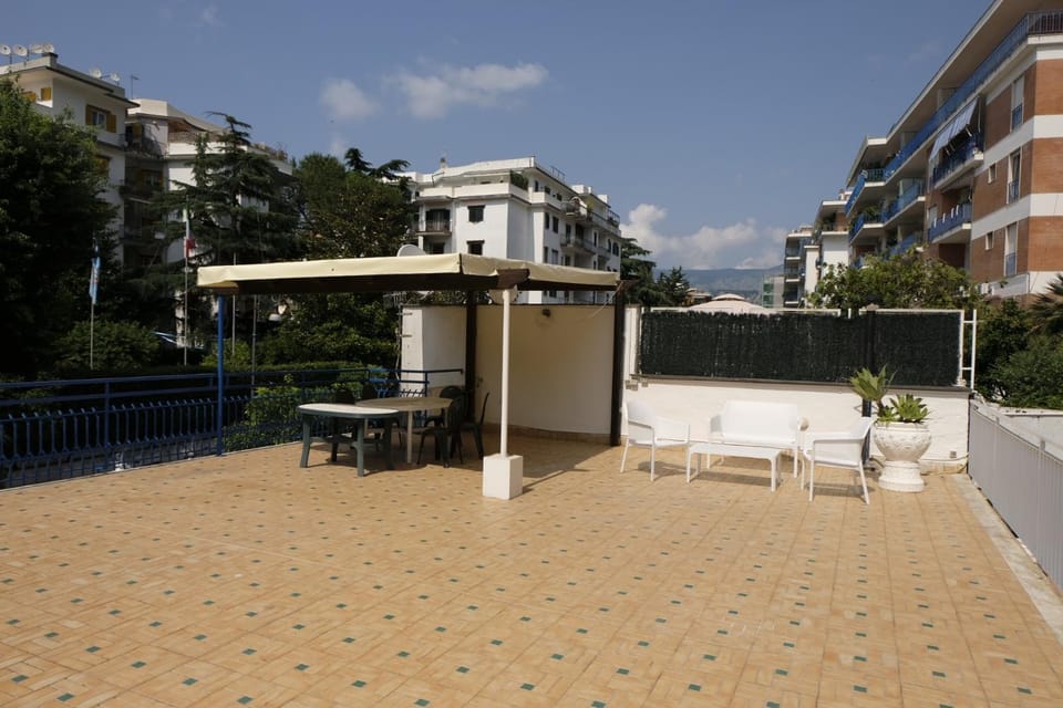 Property building, Balcony/Terrace, Balcony/Terrace