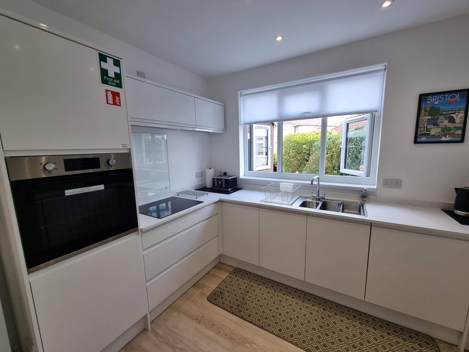 Kitchen or kitchenette, oven