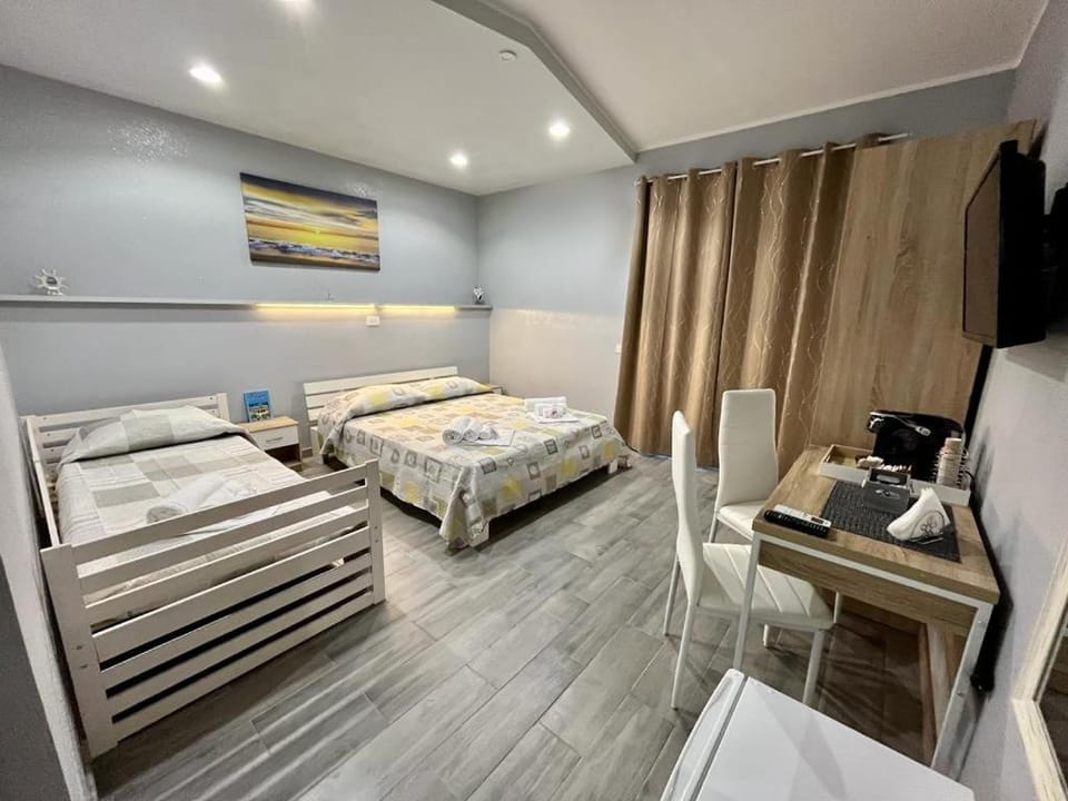 TV and multimedia, Photo of the whole room, Bedroom, hair dresser, towels