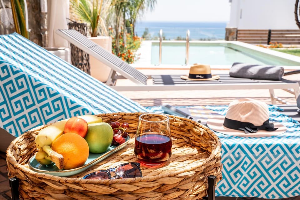 Patio, Day, Natural landscape, Summer, Food and drinks, Food, Pool view, Swimming pool, Breakfast, Drinks, Alcoholic drinks, sunbed