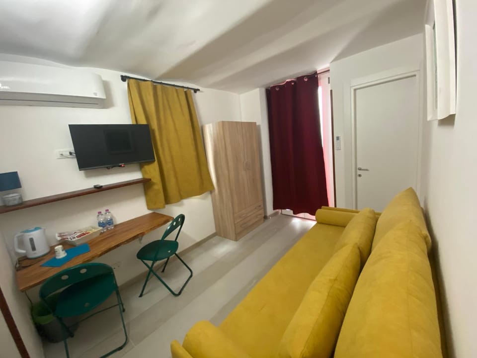 Bed, TV and multimedia, Photo of the whole room, Seating area, Dining area, Bedroom, hair dresser, wardrobe, air conditioner