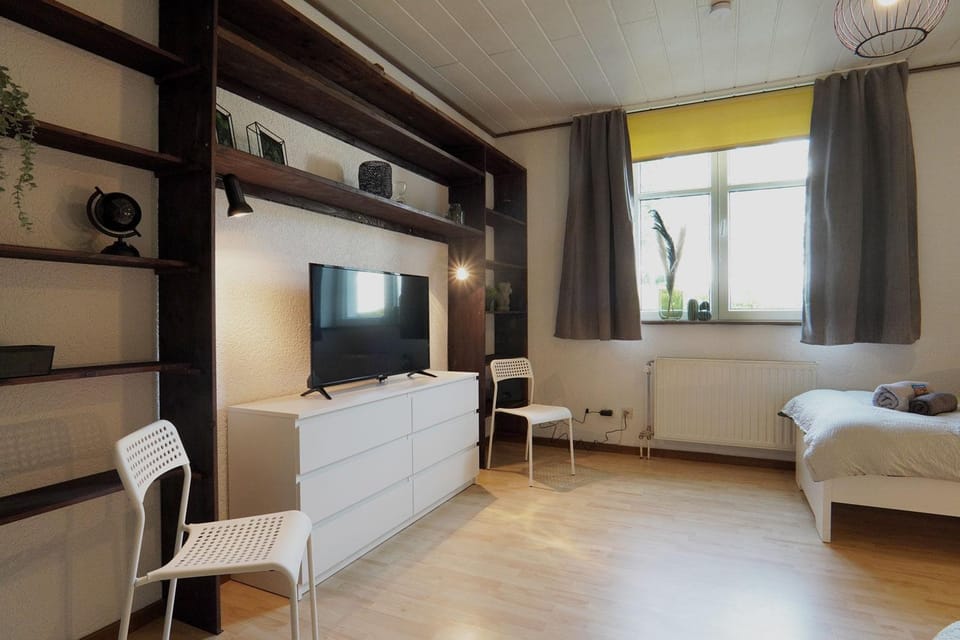 Bed, TV and multimedia, Photo of the whole room, Seating area, Bedroom
