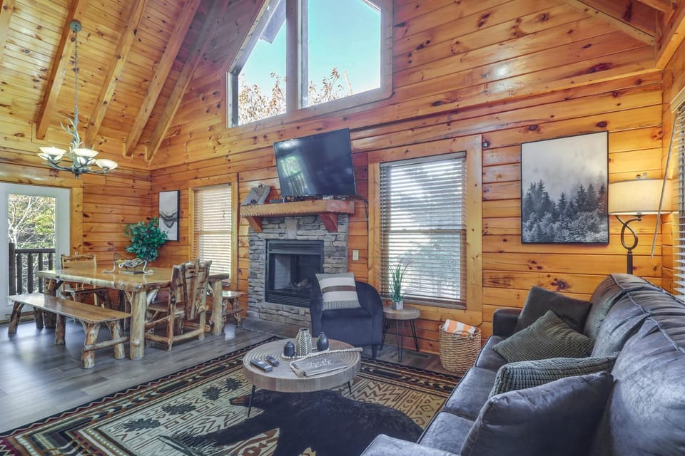 5 Mi to Dtwn: Cabin w/ Hot Tub in Pigeon Forge! Cabin in Pigeon Forge