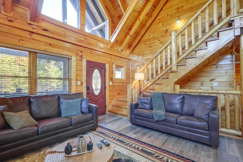 5 Mi to Dtwn: Cabin w/ Hot Tub in Pigeon Forge! Cabin in Pigeon Forge