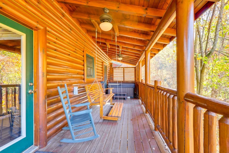 5 Mi to Dtwn: Cabin w/ Hot Tub in Pigeon Forge! Cabin in Pigeon Forge
