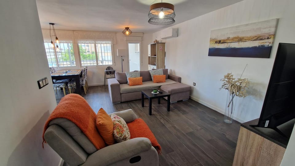 Stylish & Fully furnished 3 Bedrooms Flat-4 min Walk to Albufereta beach Apartment in Alicante