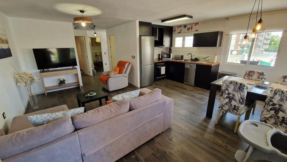 Stylish & Fully furnished 3 Bedrooms Flat-4 min Walk to Albufereta beach Apartment in Alicante