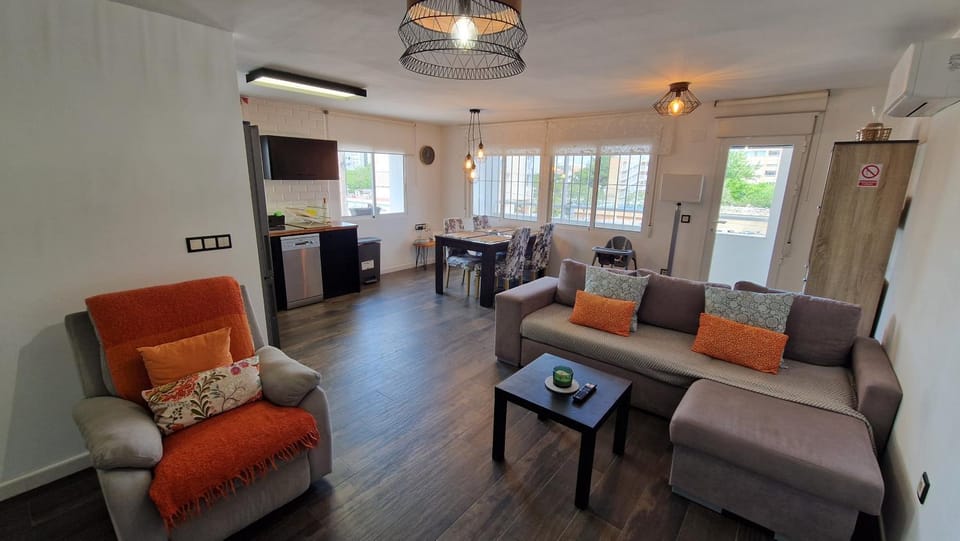 Stylish & Fully furnished 3 Bedrooms Flat-4 min Walk to Albufereta beach Apartment in Alicante