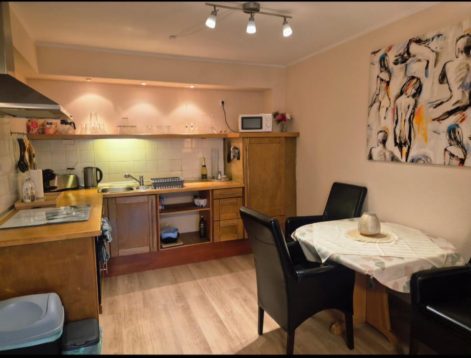 Coffee/tea facilities, Kitchen or kitchenette, oven