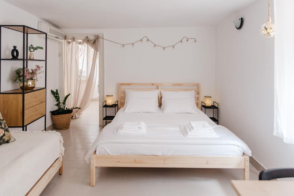 Bed, Bedroom, towels