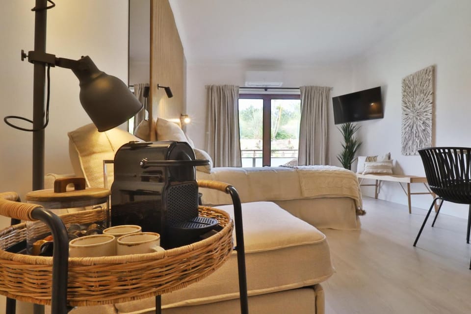 Bed, TV and multimedia, Photo of the whole room, Seating area, Dining area, Bedroom