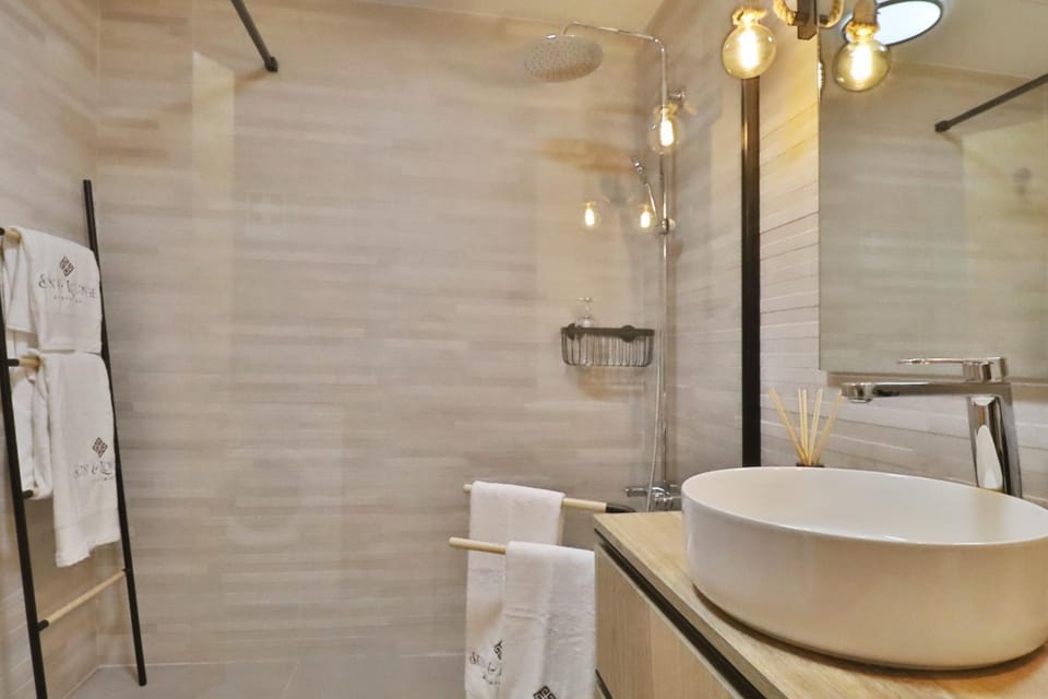 Shower, Toilet, Bathroom, towels
